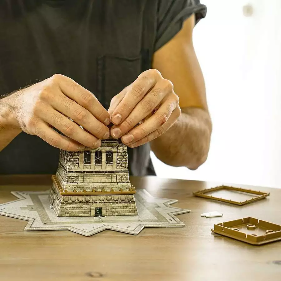 Ravensburger Freiheitsstatue bei Nacht bunt