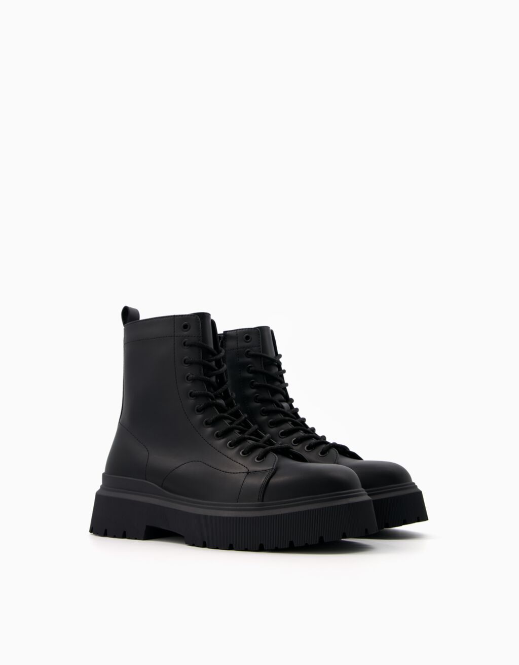 Botas de cano curto com cadarço e sola tratorada para homem