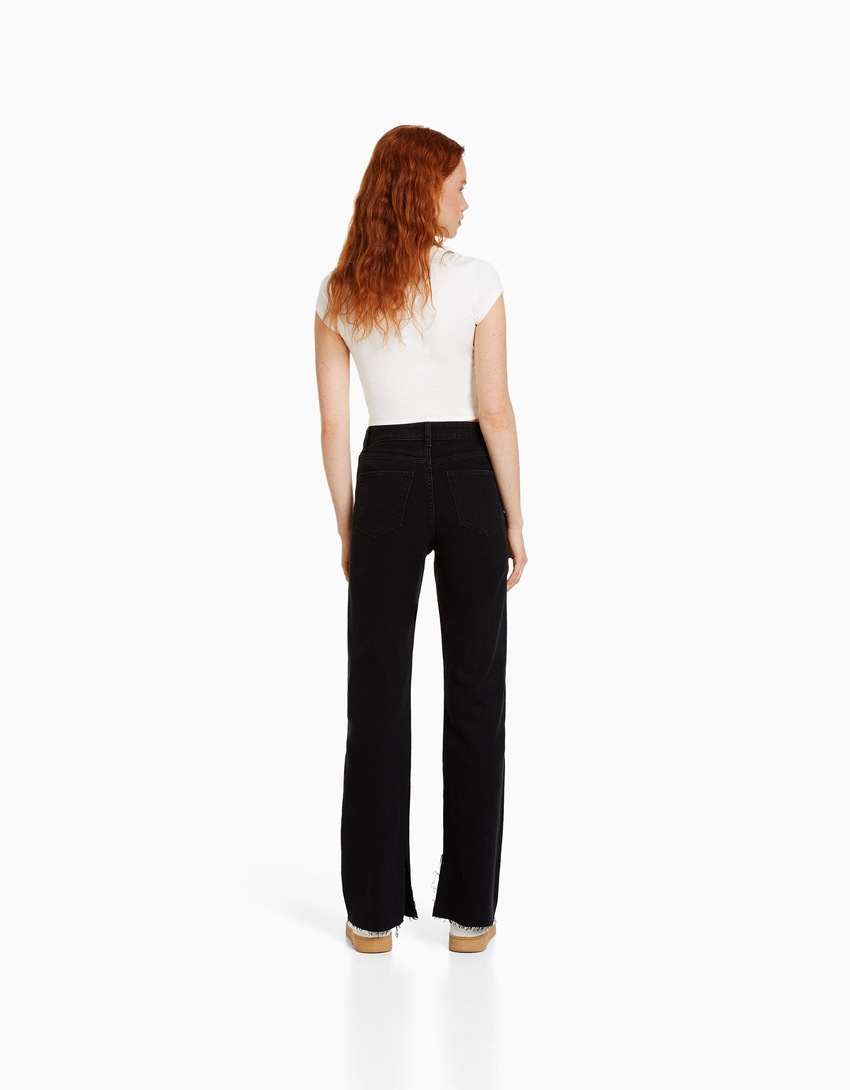 Calça jeans reta confortável com fenda lateral