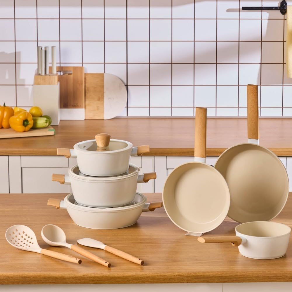 Karaca Swiss Crystal Almond Cream 12-teiliges Kochgeschirr-Set, Antihaftbeschichtung, PFAS-frei, SwissCrystal-Oberfläche, enthält Töpfe, Pfannen & Kochutensilien
