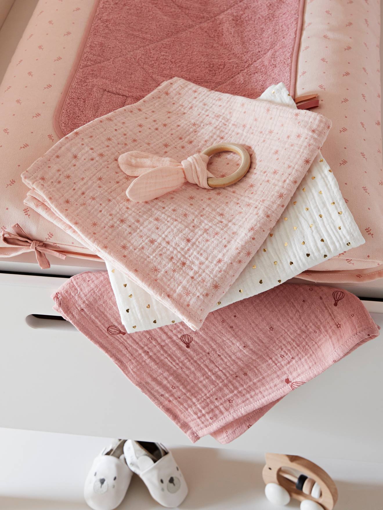 Pacote com 3 panos de gaze de algodão estampados rosa, tamanho médio.