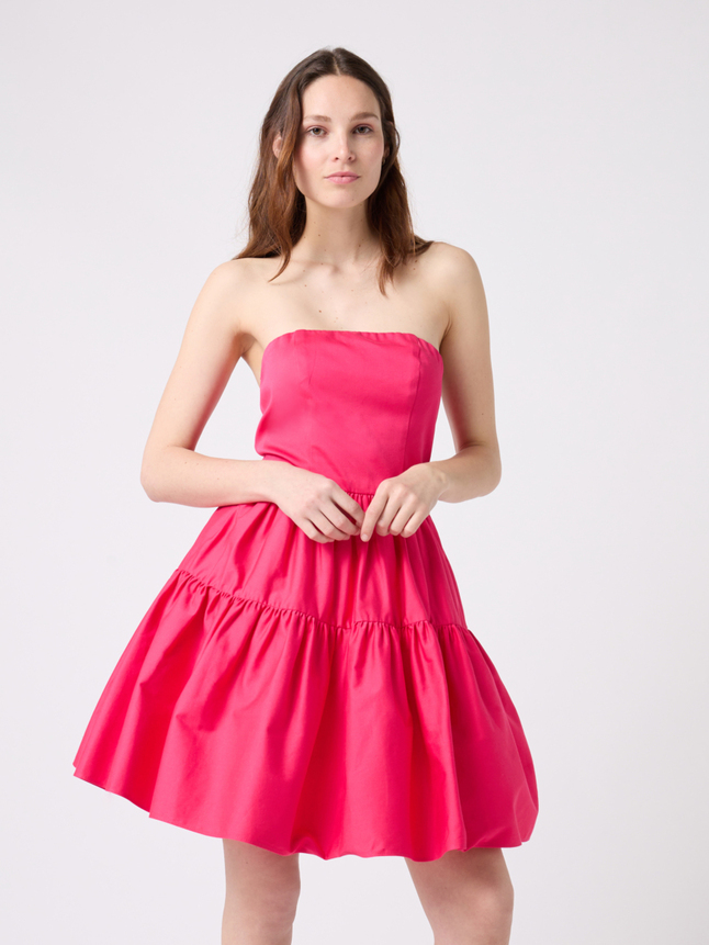 Robe courte à bretelle amovibles