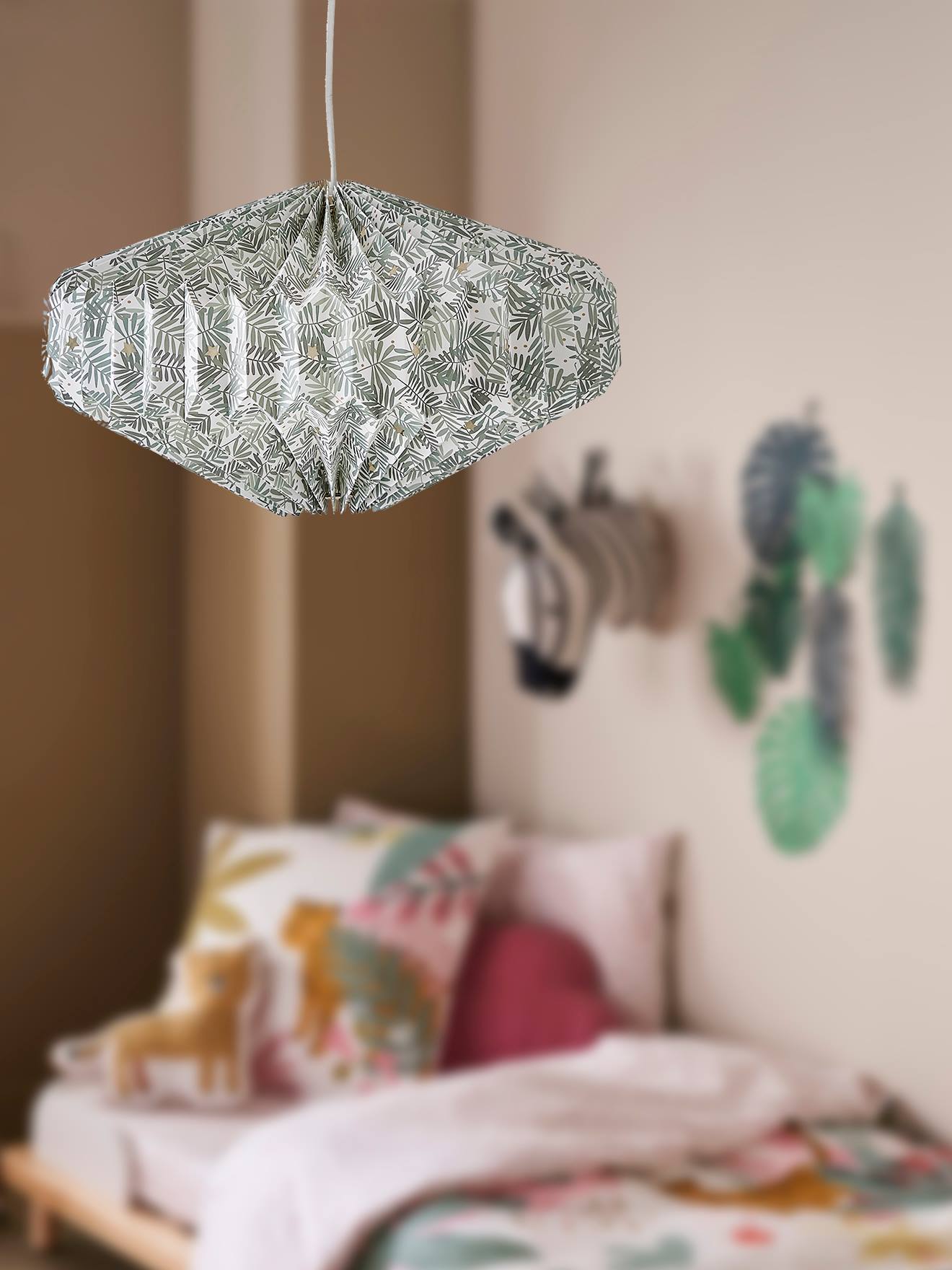 Luminária de teto simples em papel origami verde claro de Hanói com motivos.