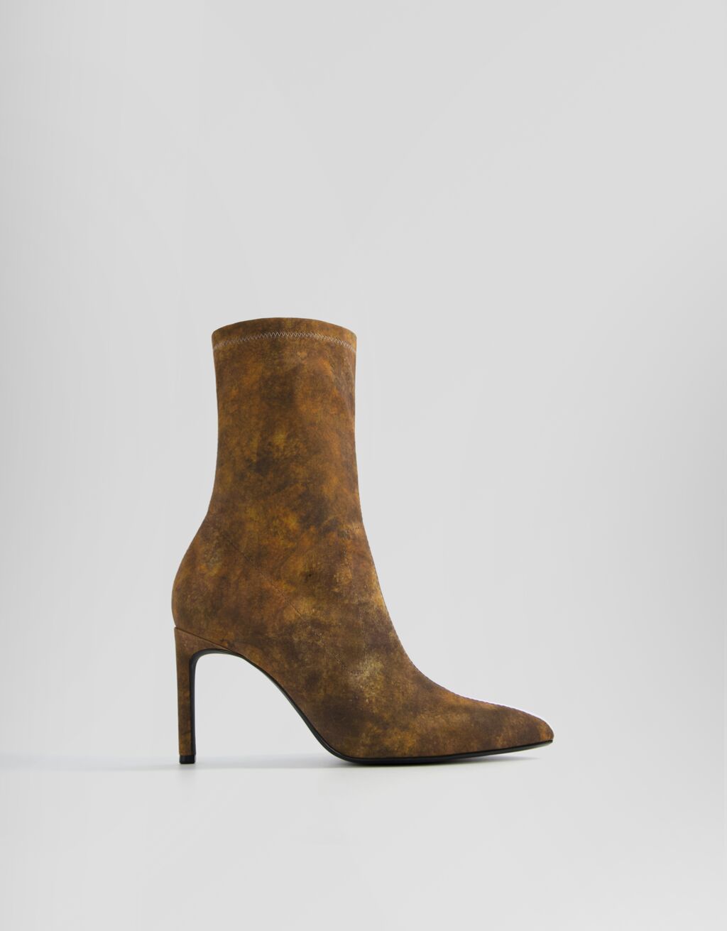 Botas de cano curto com salto alto e estampa efeito ferrugem.