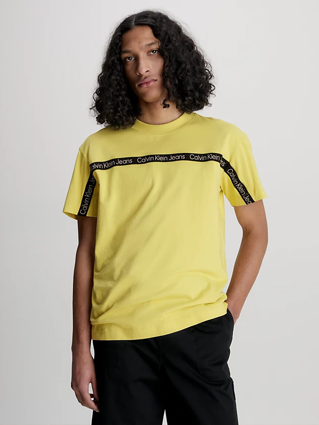 Camiseta com fita adesiva com logo