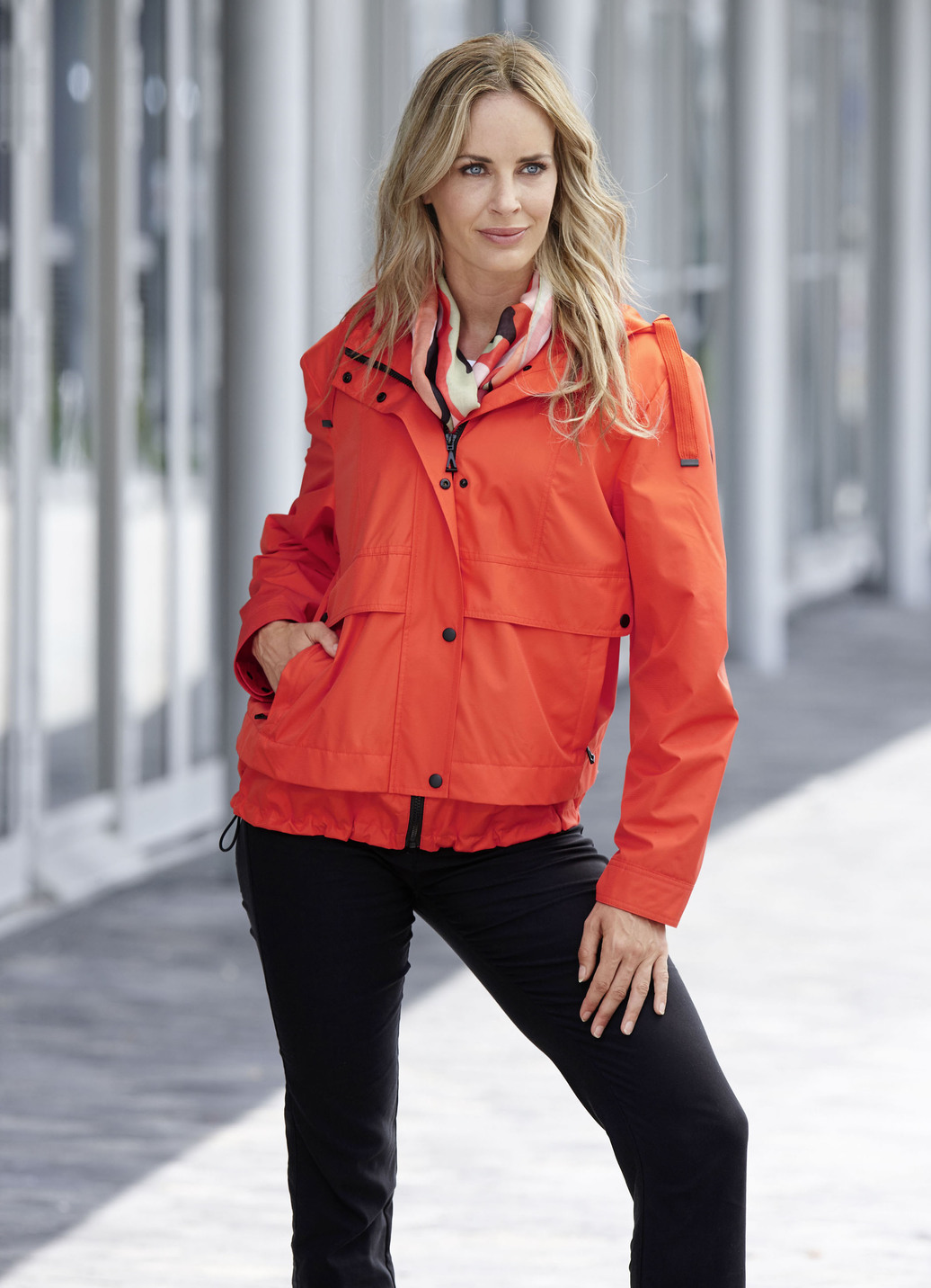 Funktionsjacke mit fester Kapuze