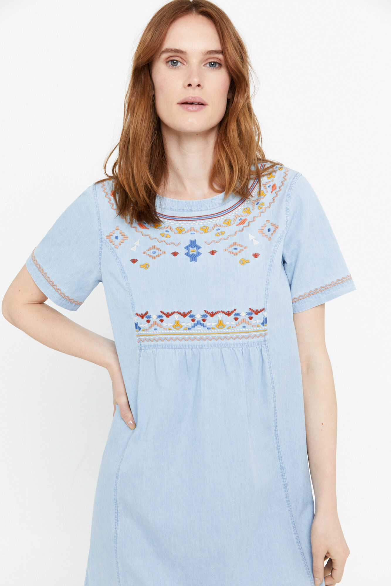 Vestido jeans bordado com mangas curtas. - Azul
