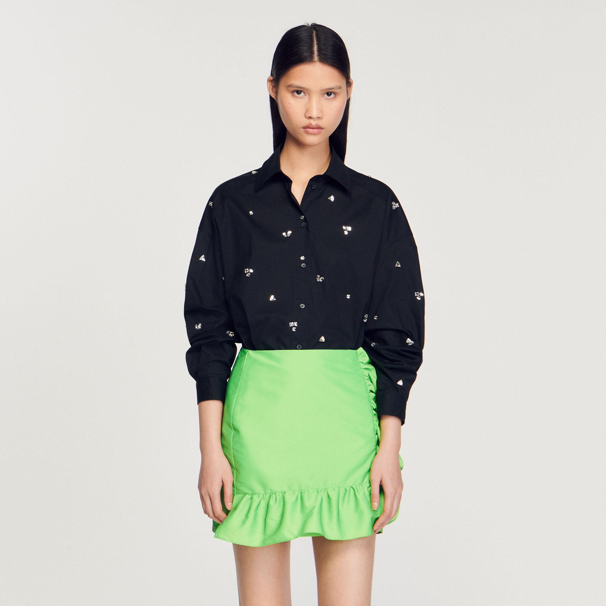 Chemise ornee de strass brodes á la main