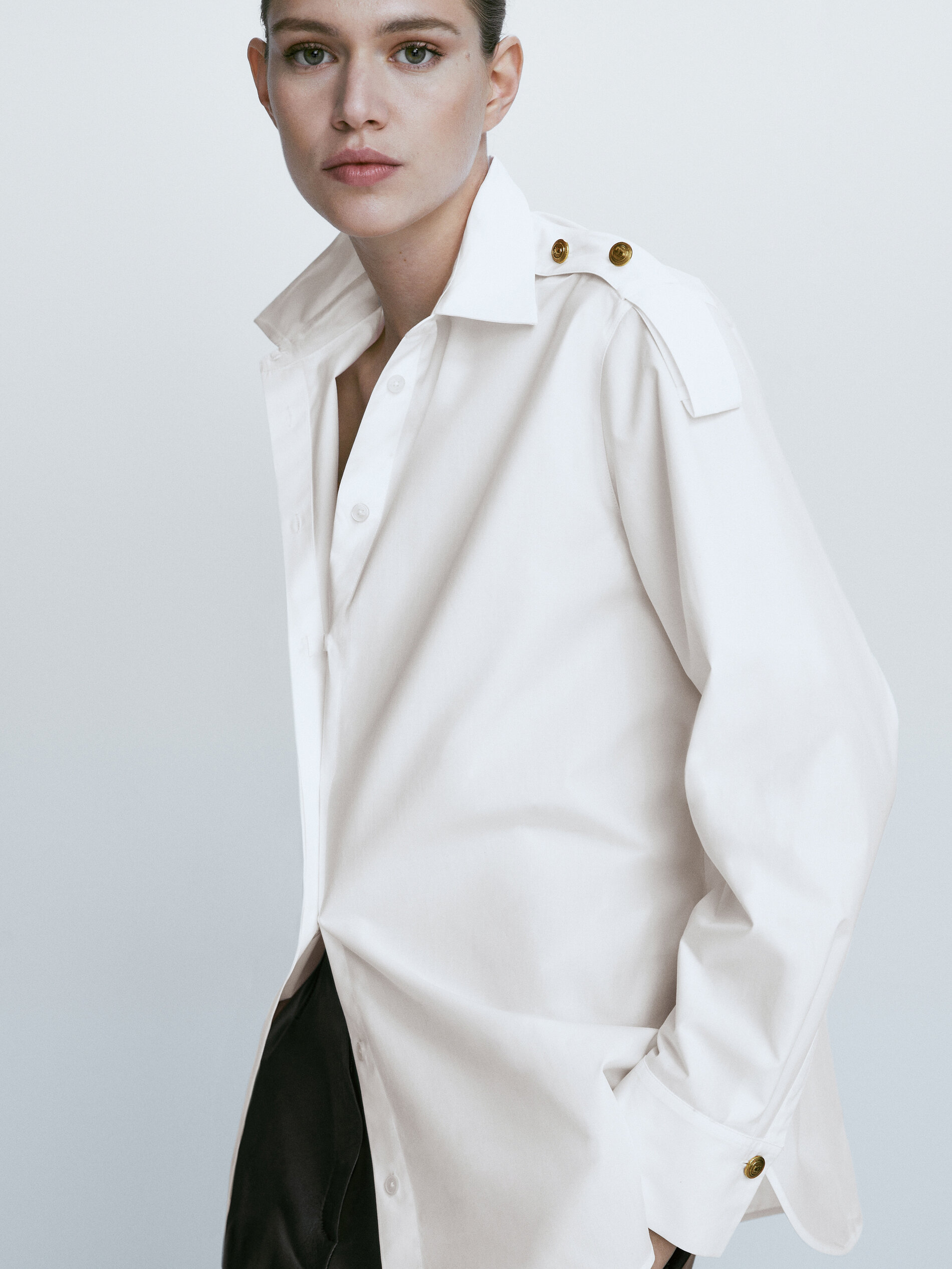 Camisa de popeline com detalhe de botão dourado - BRANCA