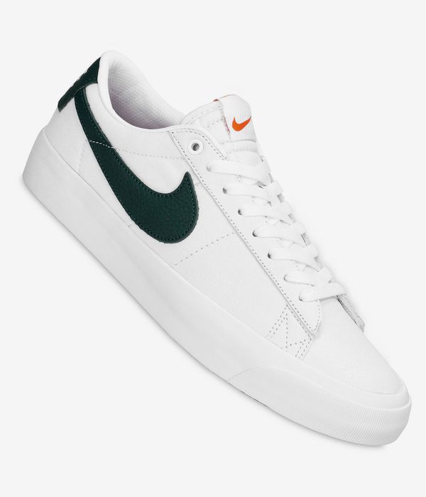 Nike SB Blazer Low Pro GT Iso Schuh (white pro green)