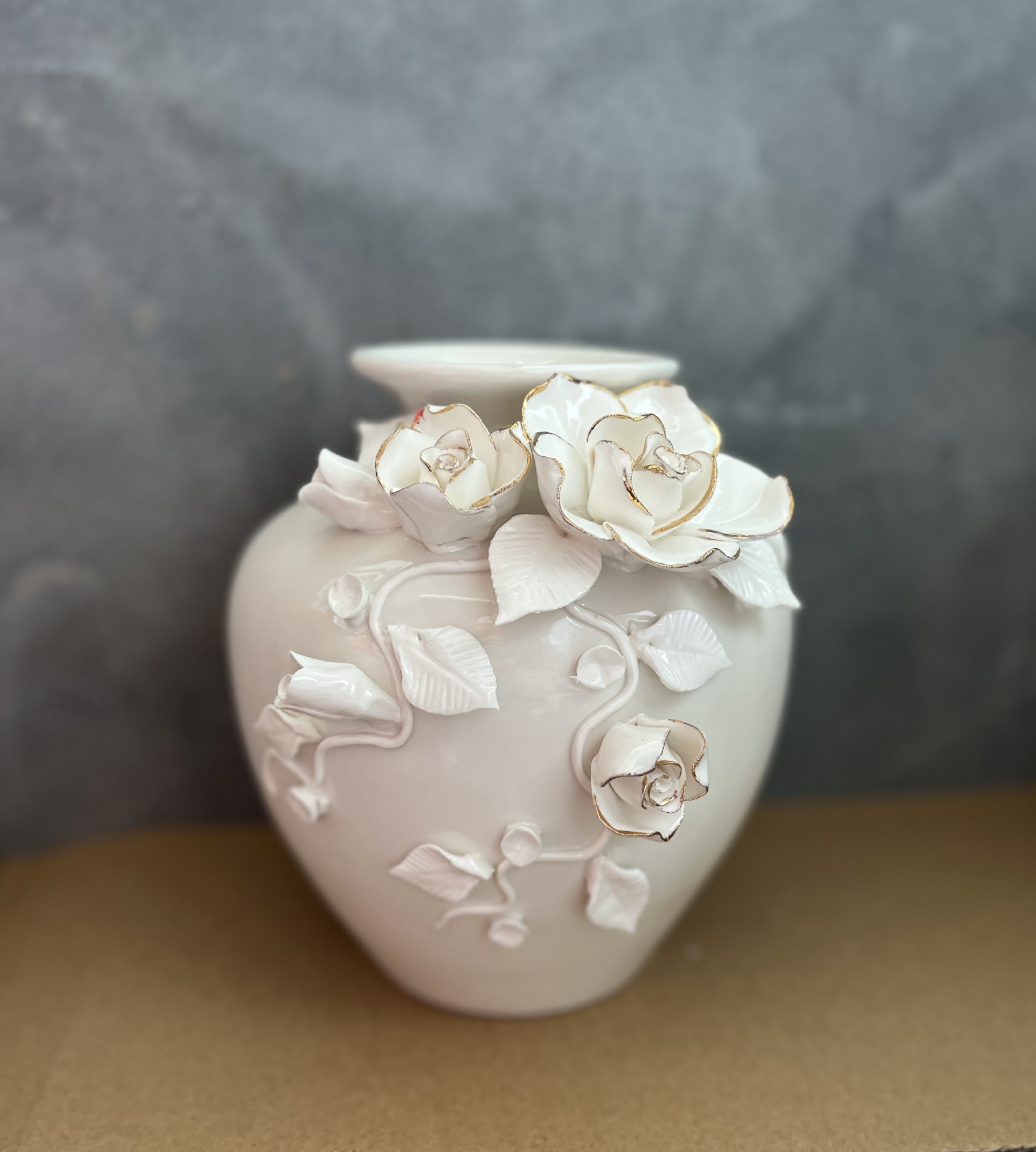 Porzellan-Vase 'Claudette', weiß, vergoldet, H 18,2 cm, B 16,7 cm, L 17,8 cm von fischer's lagerhaus