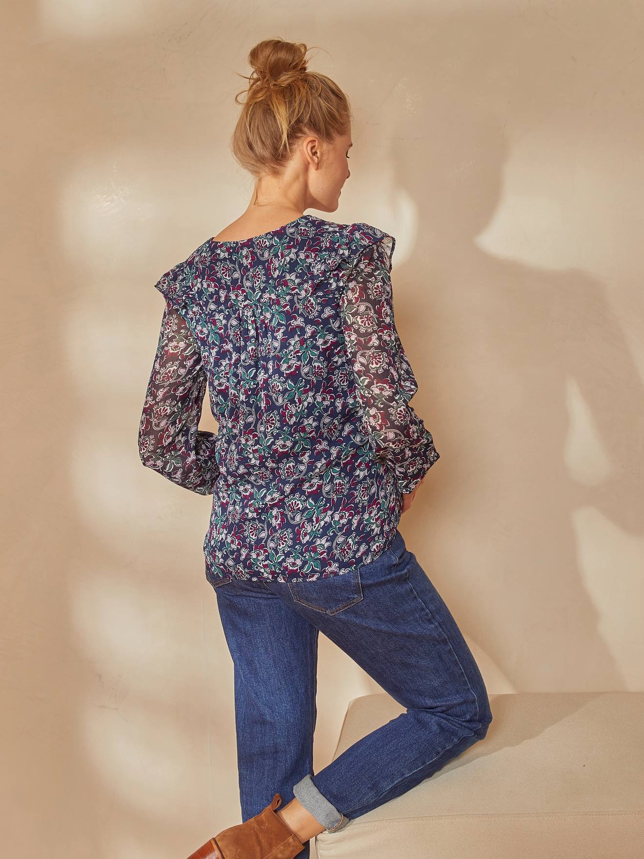 Blusa estampada com babado para gestantes e lactantes, estampa azul média.