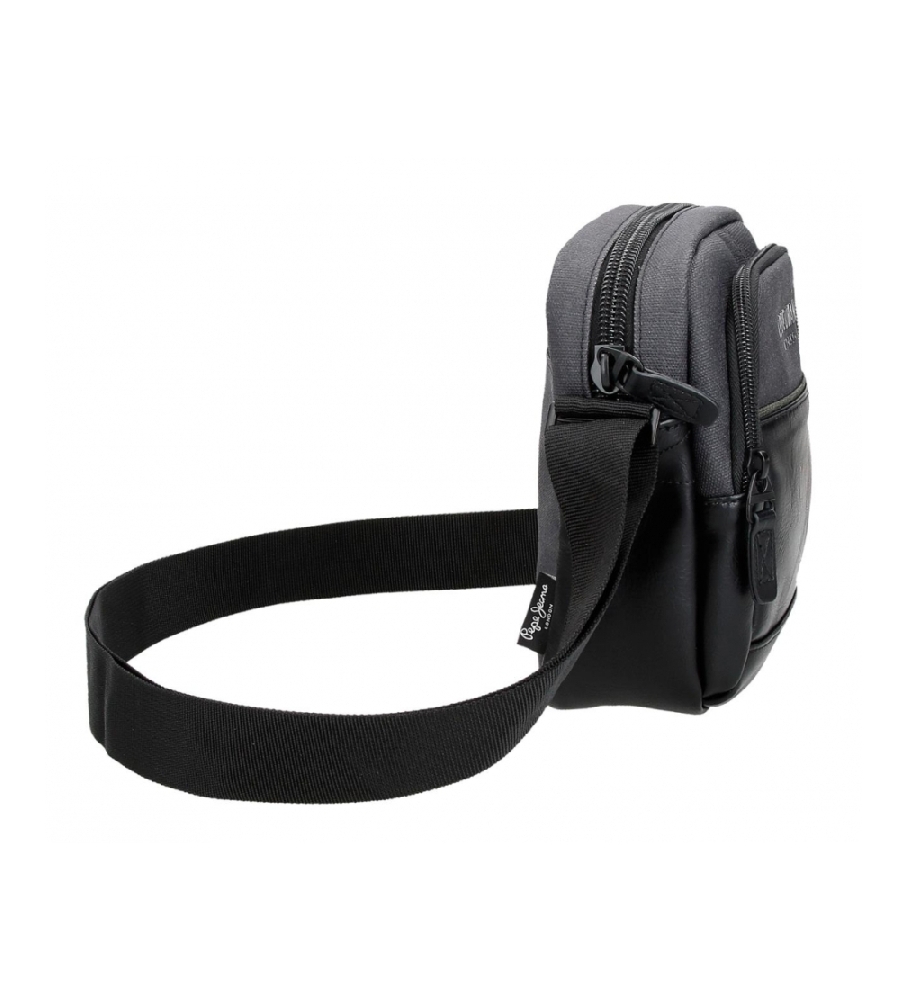 Bolsa de ombro pequena Pepe Jeans em tons de cinza e preto.
