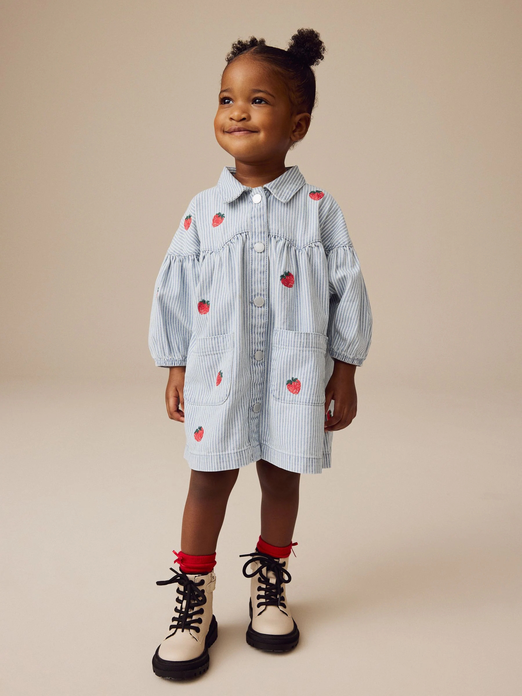 Blauw gestreept met aardbei - Geborduurde denim overhemdjurk (3 mnd - 8 jr)