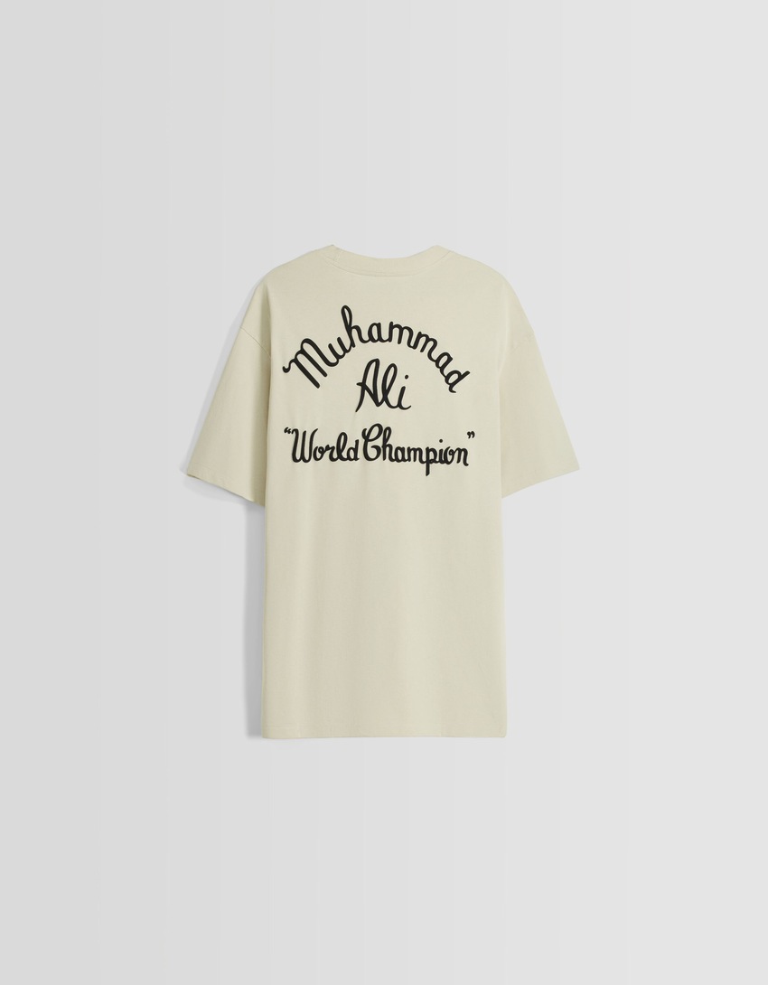 Camiseta de manga curta com estampa de Muhammad Ali e modelagem quadrada.