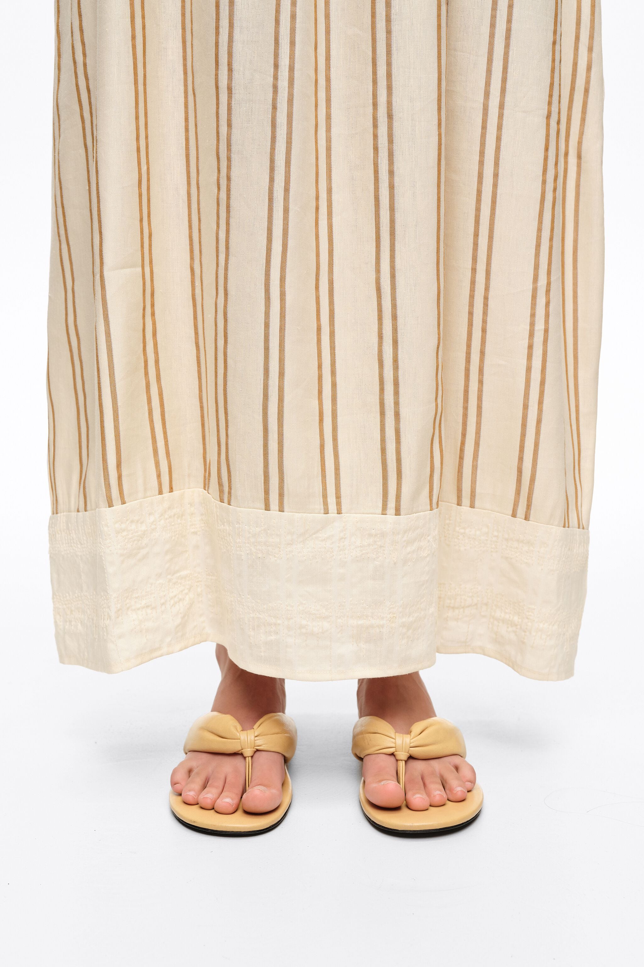Vestido de linho com listras cor areia e alças finas.