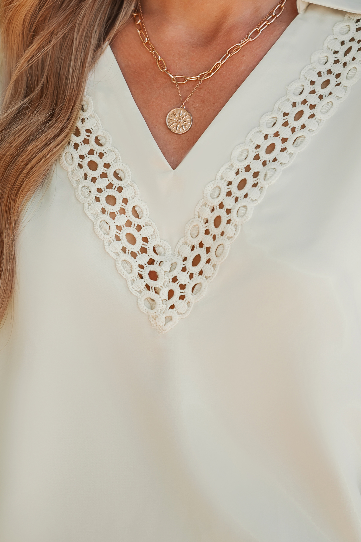 Haut à col en V en dentelle et broderie