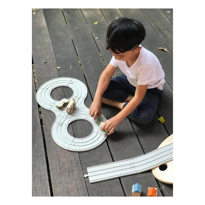 Plan Toys Circuit en caoutchouc naturel et ses accessoires