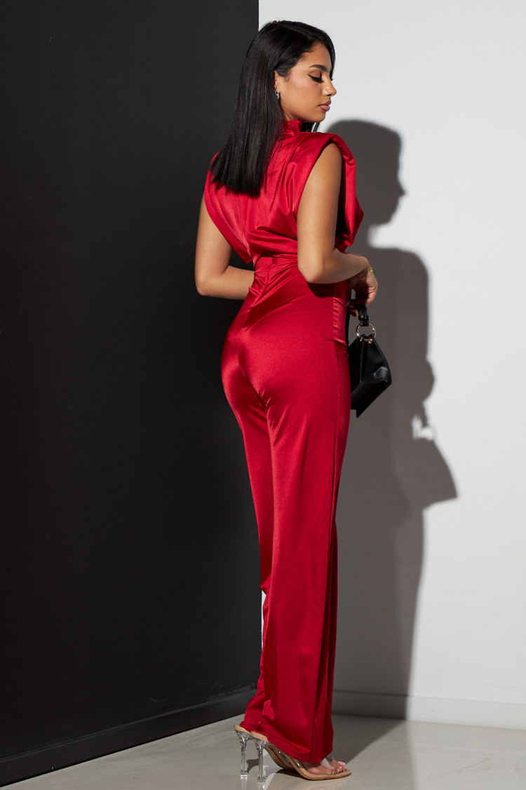 Combinaison pantalon rouge à épaulettes satinées