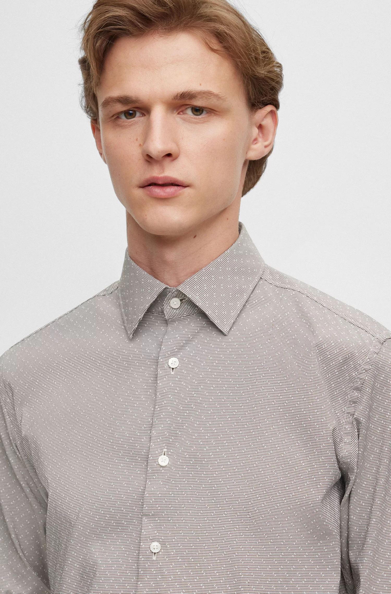 Camisa BOSS preta de corte slim em tecido estruturado de alta performance com elasticidade.