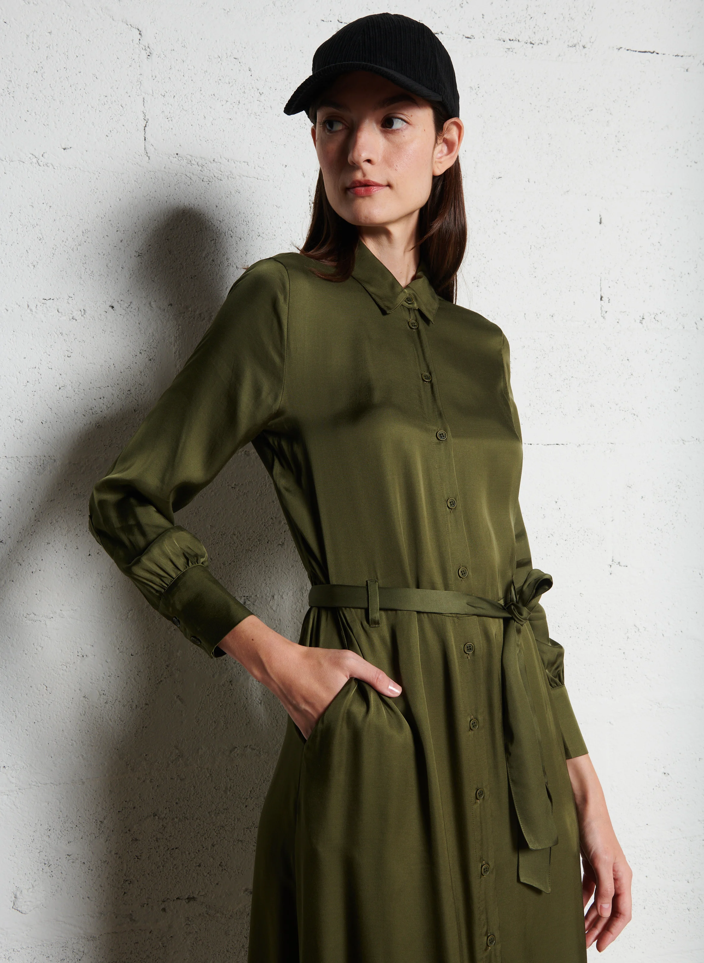 SERA - Robe longue col classique satinée | Vert