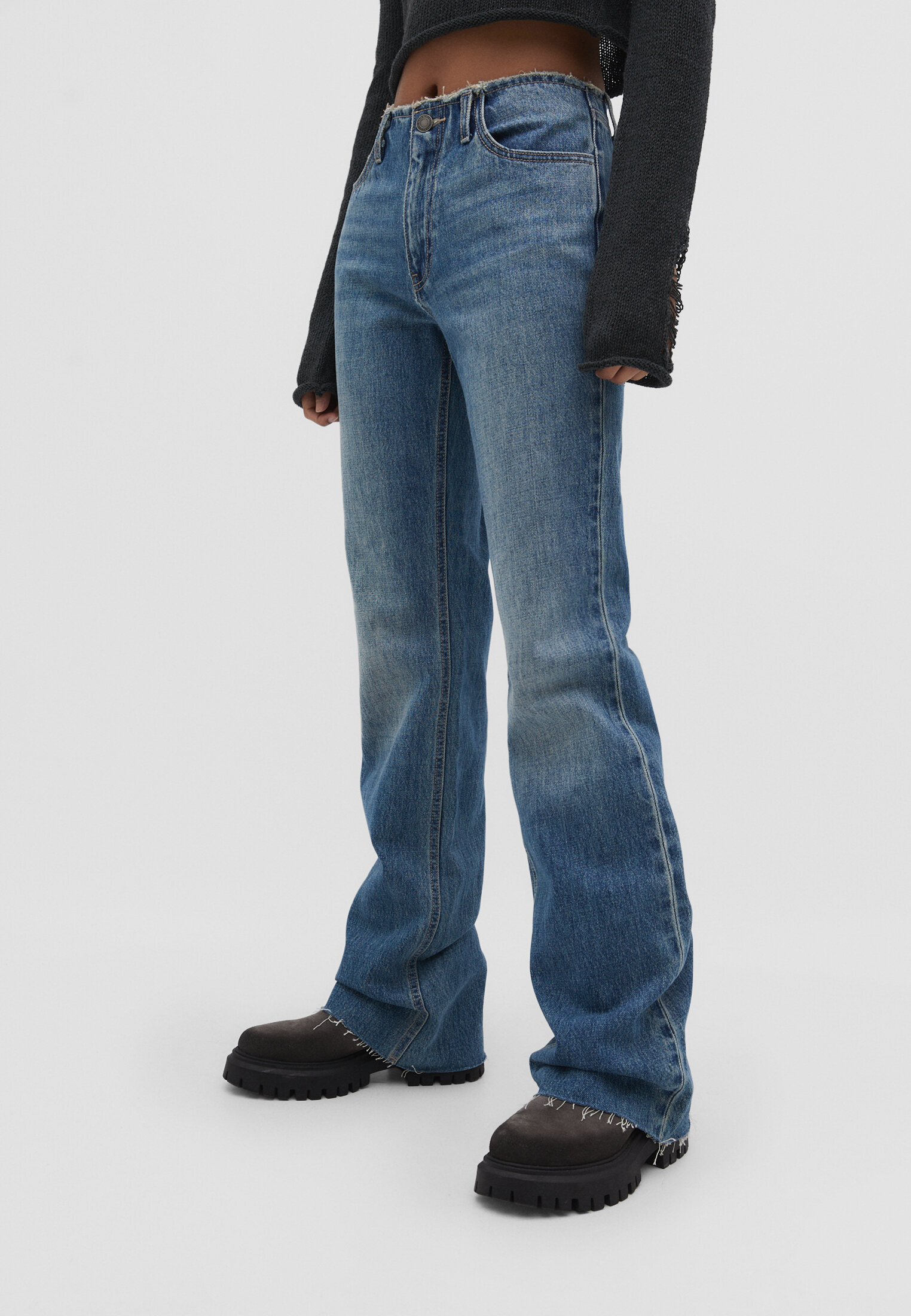 calça jeans flare de cintura baixa