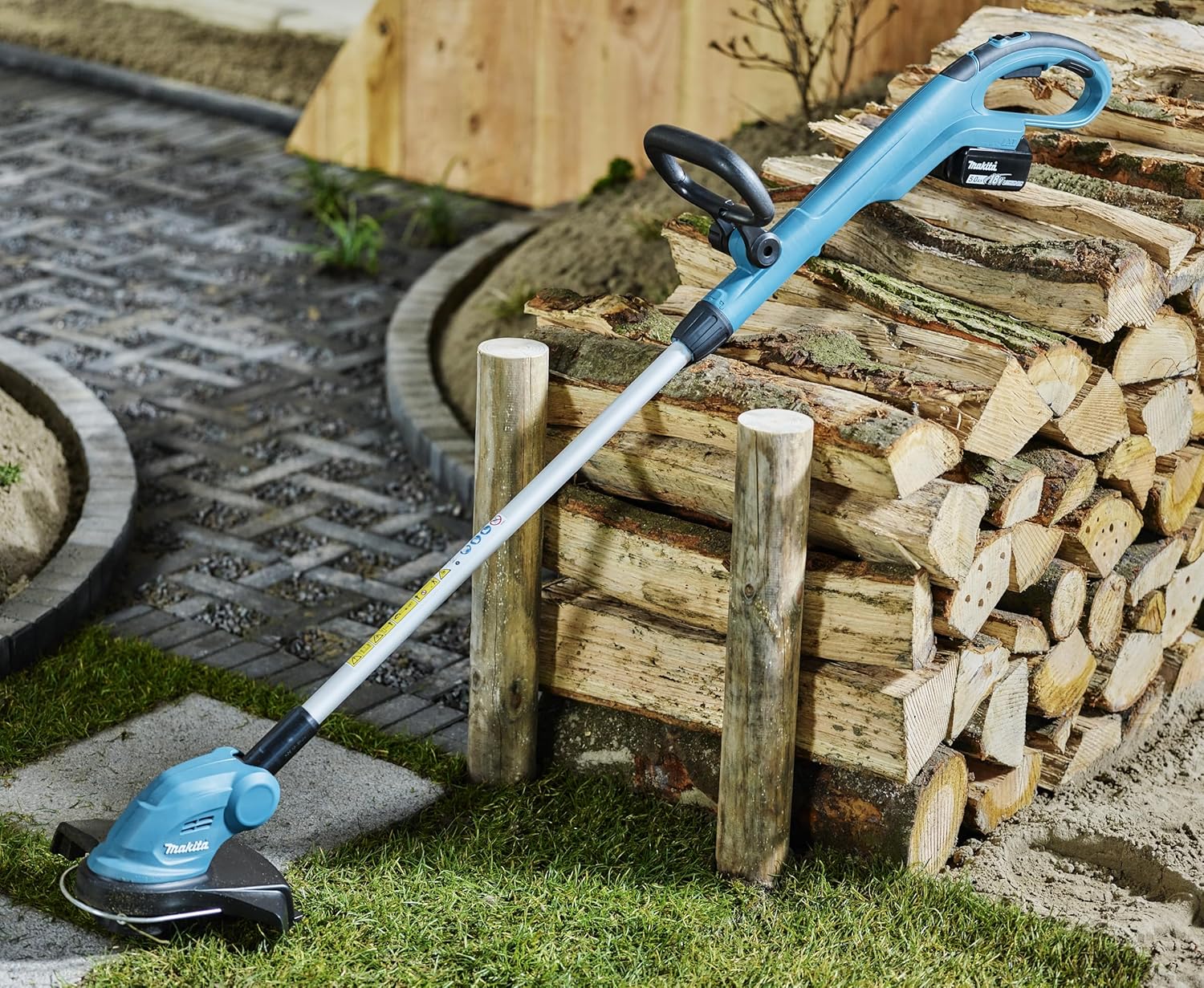Makita DUR181RF Akku-Rasentrimmer 18V / 3,0 Ah, 1 Akku + Ladegerät