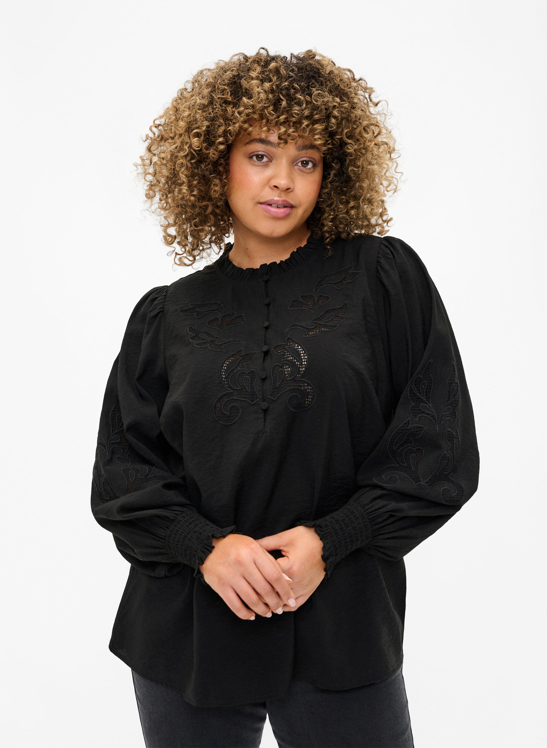 Bluse med flæser og broderi anglaise