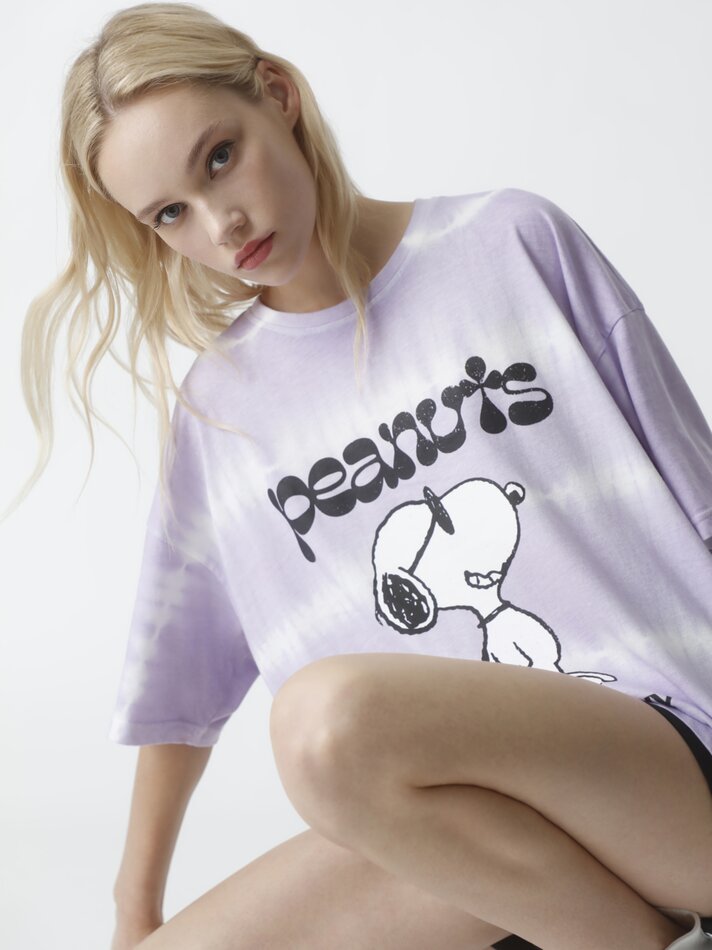 Camiseta tie-dye Snoopy Peanuts™ - Lilás/Branco