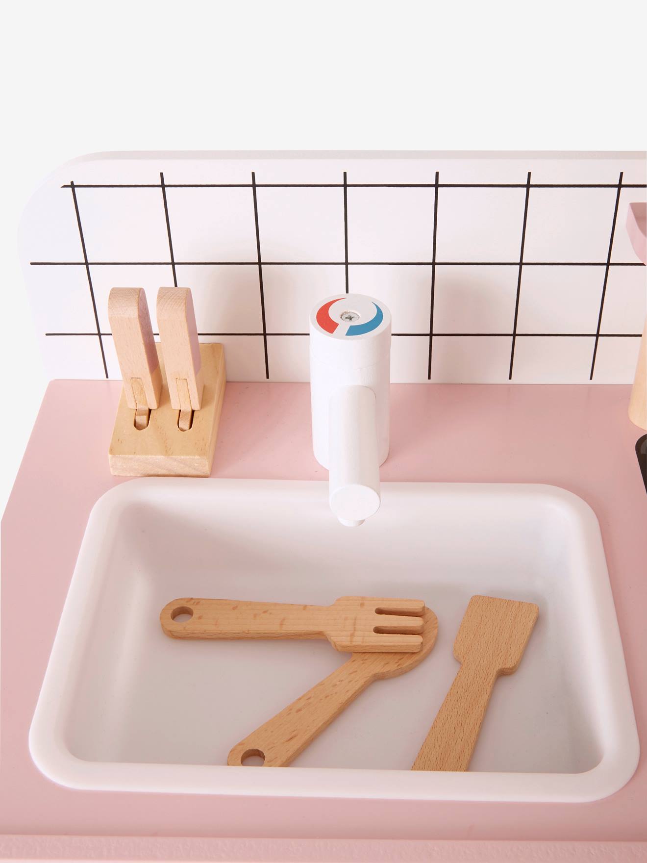 Cozinha de brinquedo de design, feita de madeira cor caramelo com certificação FSC®.