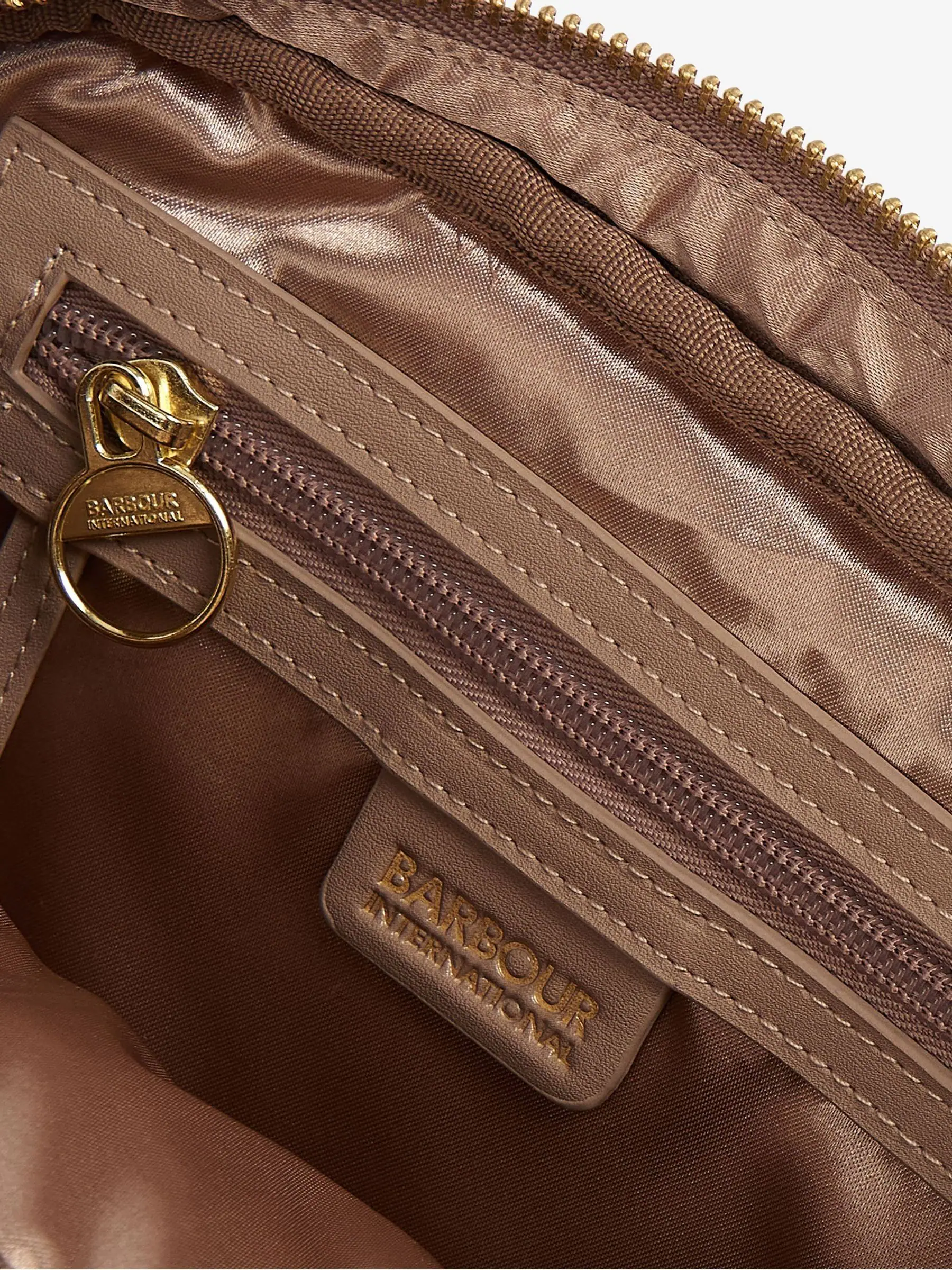 Licht beige - Barbour® International gewatteerde Sloane crossbodytas