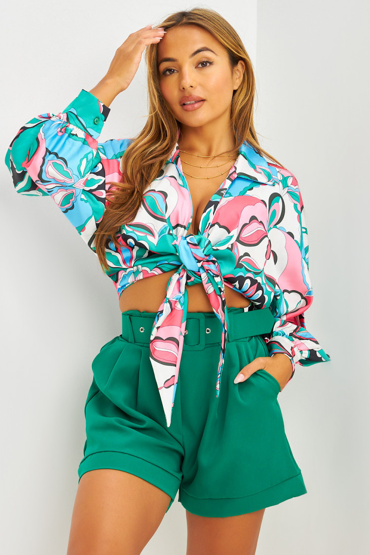 Ensemble chemise satinée crop à motifs floraux verte + short vert taille haute