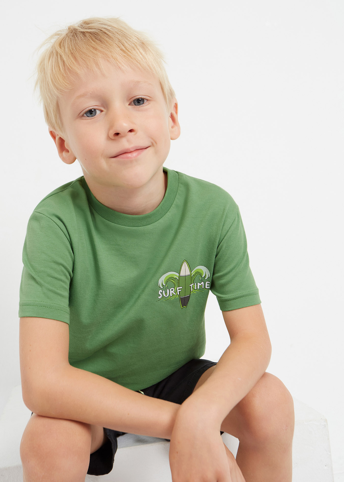 Camiseta infantil masculina em algodão sustentável com estampa.