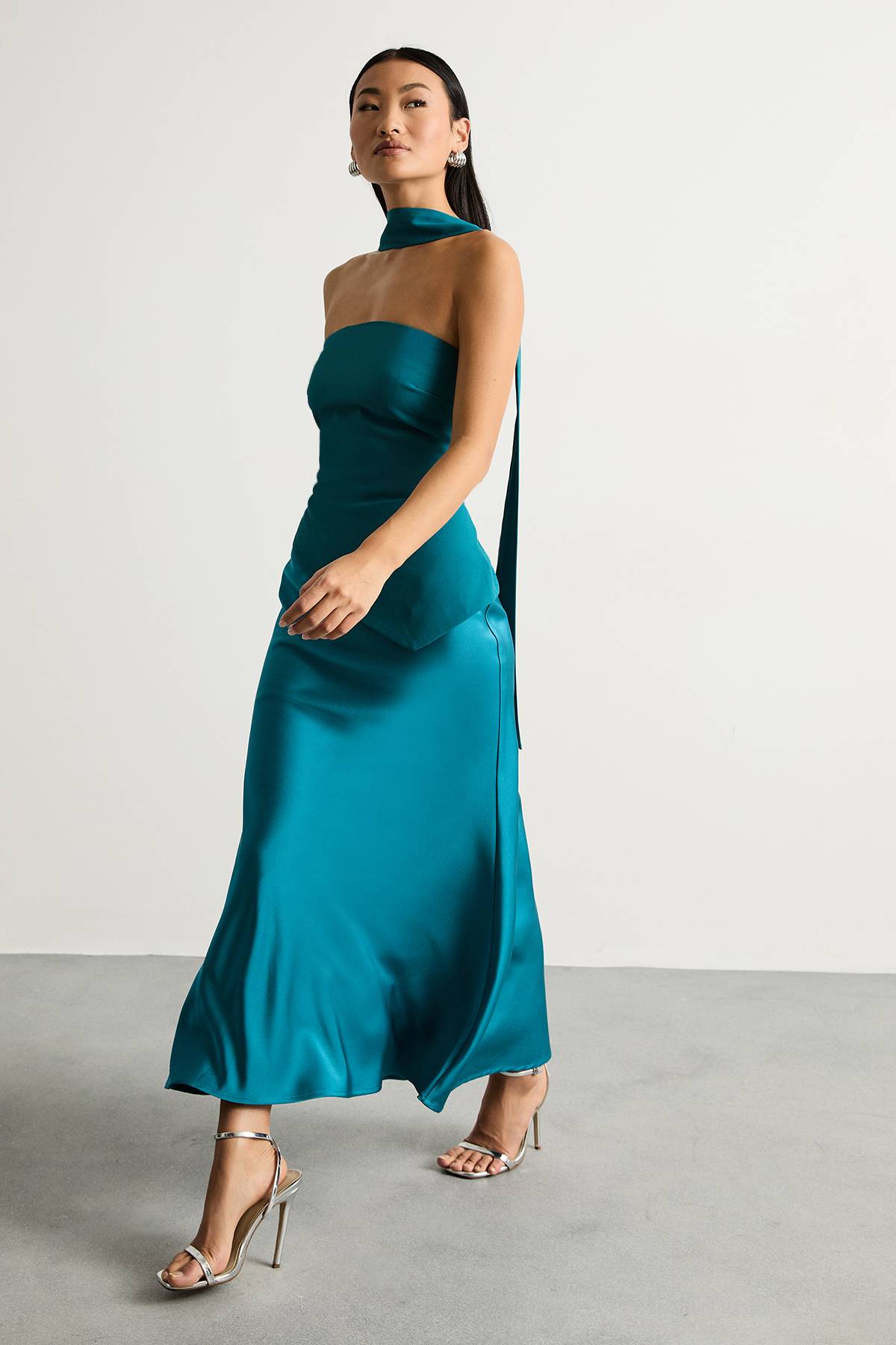 Warehouse Robe Midi Satinée à Bustier Structuré Sans Bretelles Petite Taille