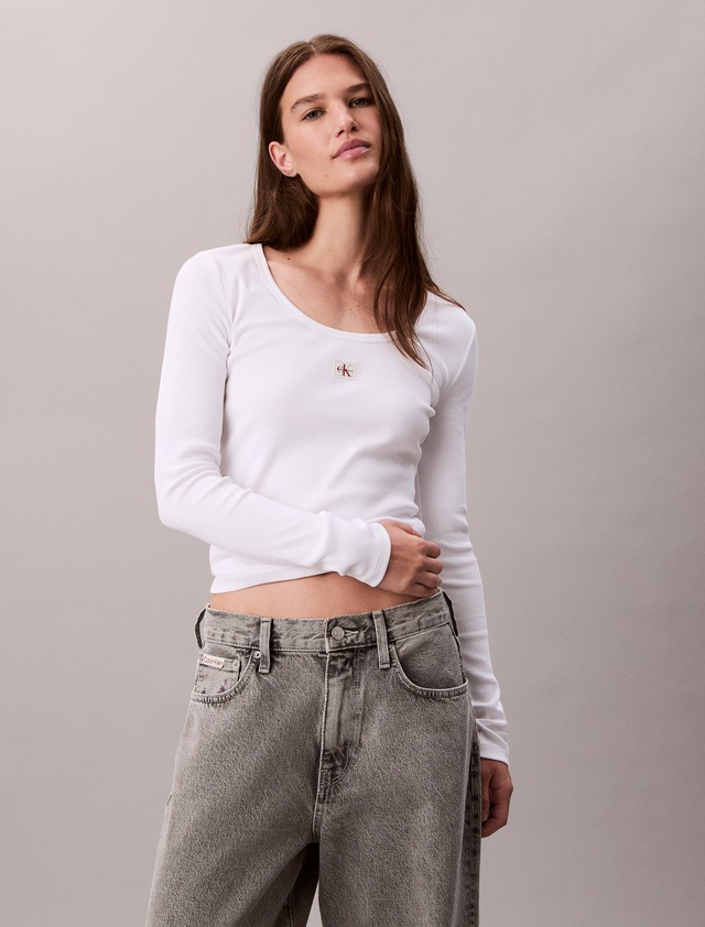 Calvin Klein Jeans Langarmshirt »LS WOVEN LABEL 2X2 RIB SCOOP NEC«, Mit Rundhalsausschnitt, regular fit