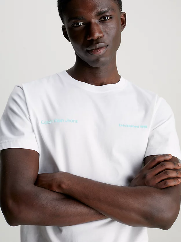 Camiseta com logotipo nas costas