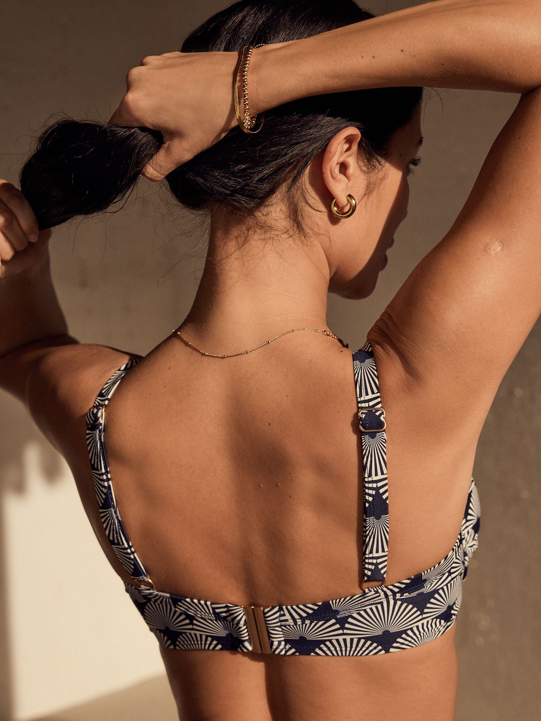 Marineblauw/wit met waaierprint - Buikcorrigerende bikinitop met vulling en beugel