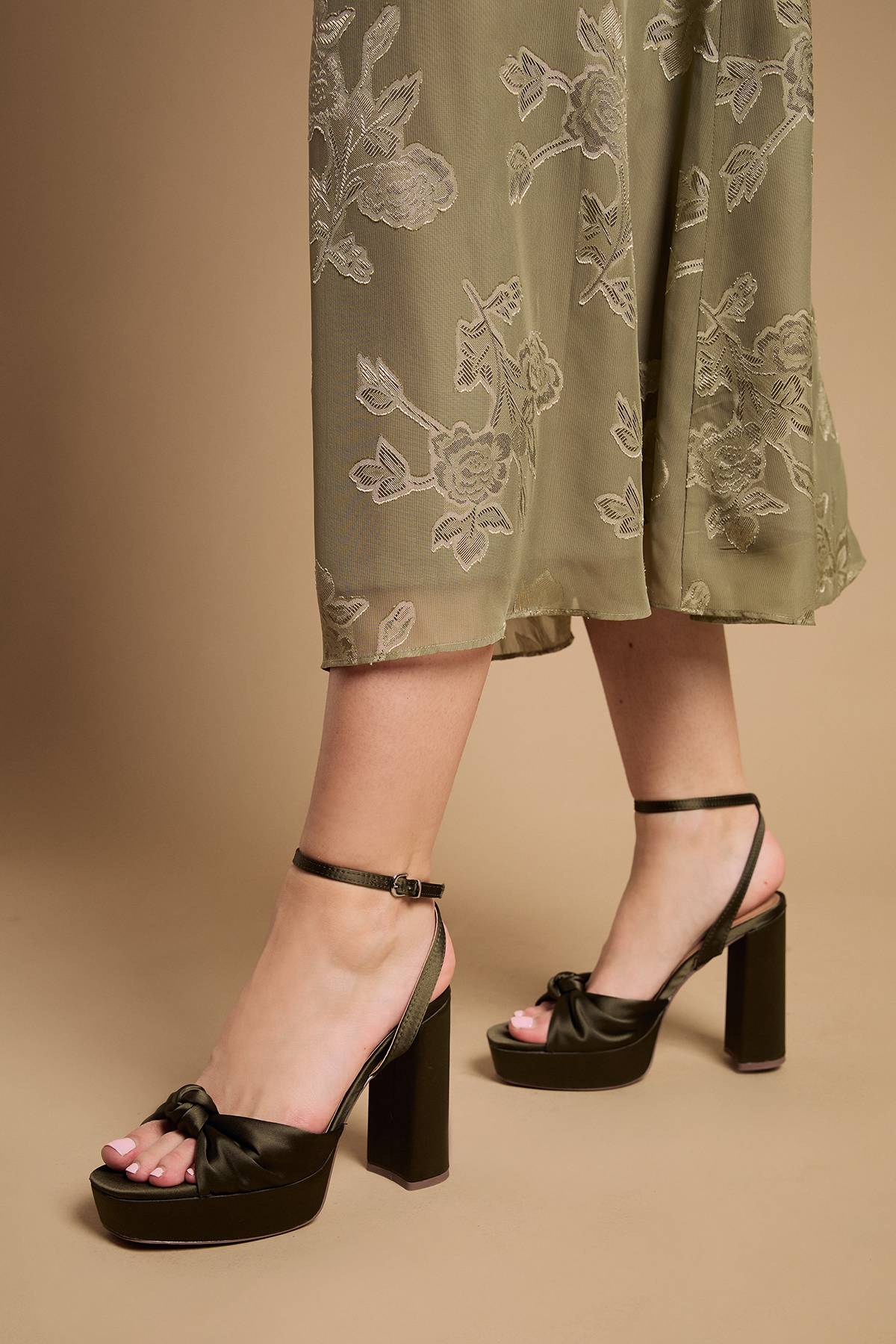 Oasis Sandales À Plateforme Et Talon Bloc Haut Melody En Satin Olive Avec Nœud