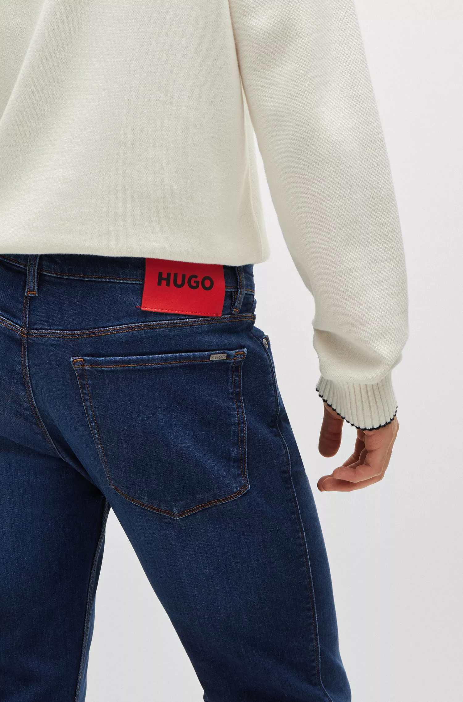 Calça jeans HUGO vermelha, corte slim, em denim azul com elasticidade para maior conforto.