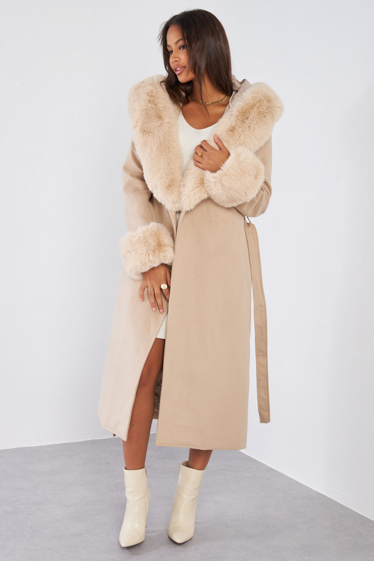 Manteau beige à fourrure