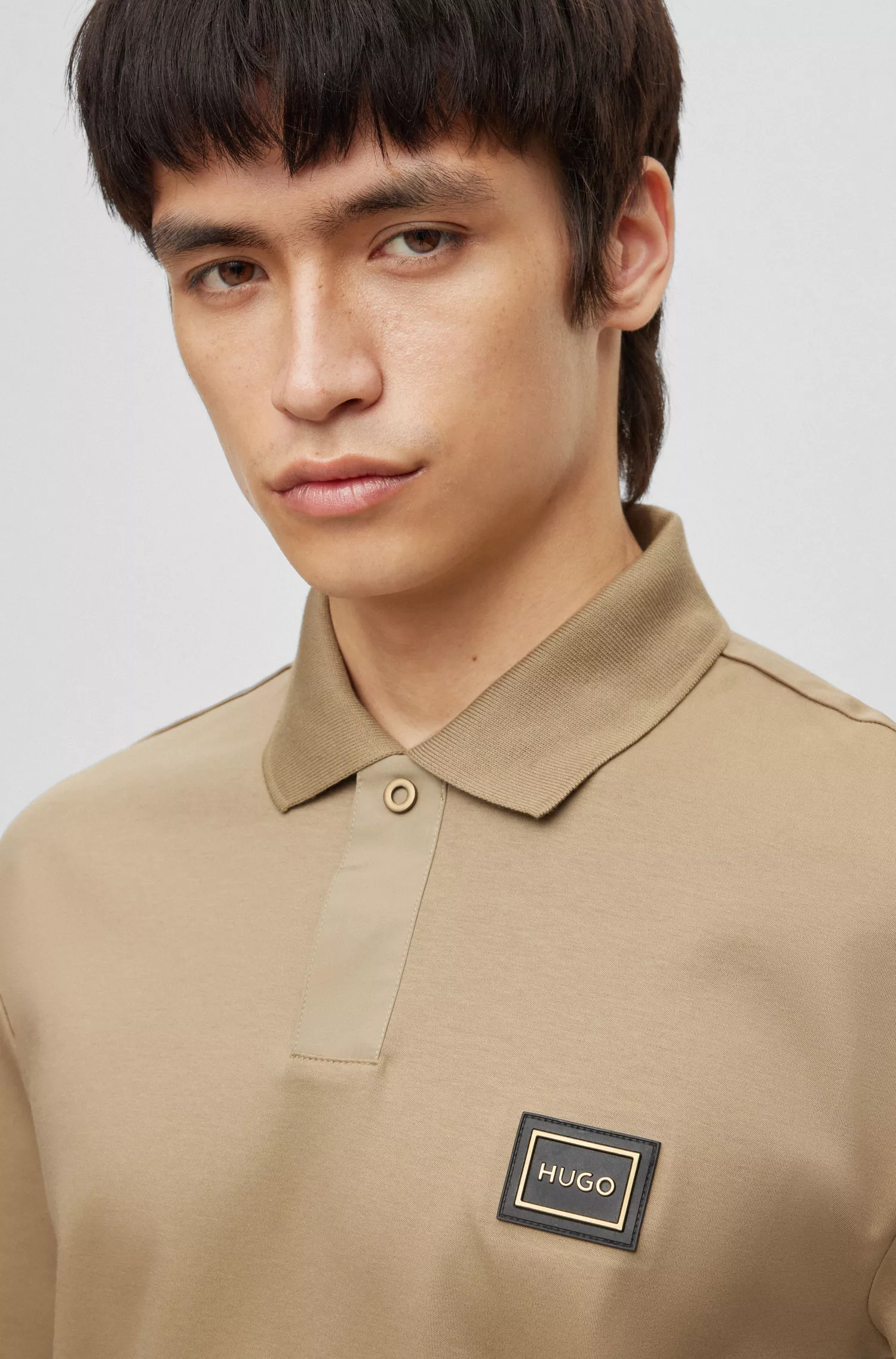 Camisa polo HUGO vermelha em algodão interlock, corte regular, com logotipo emoldurado.