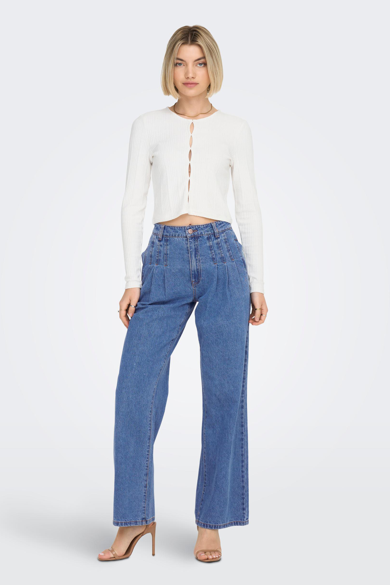 Calça jeans de cintura alta e pernas largas