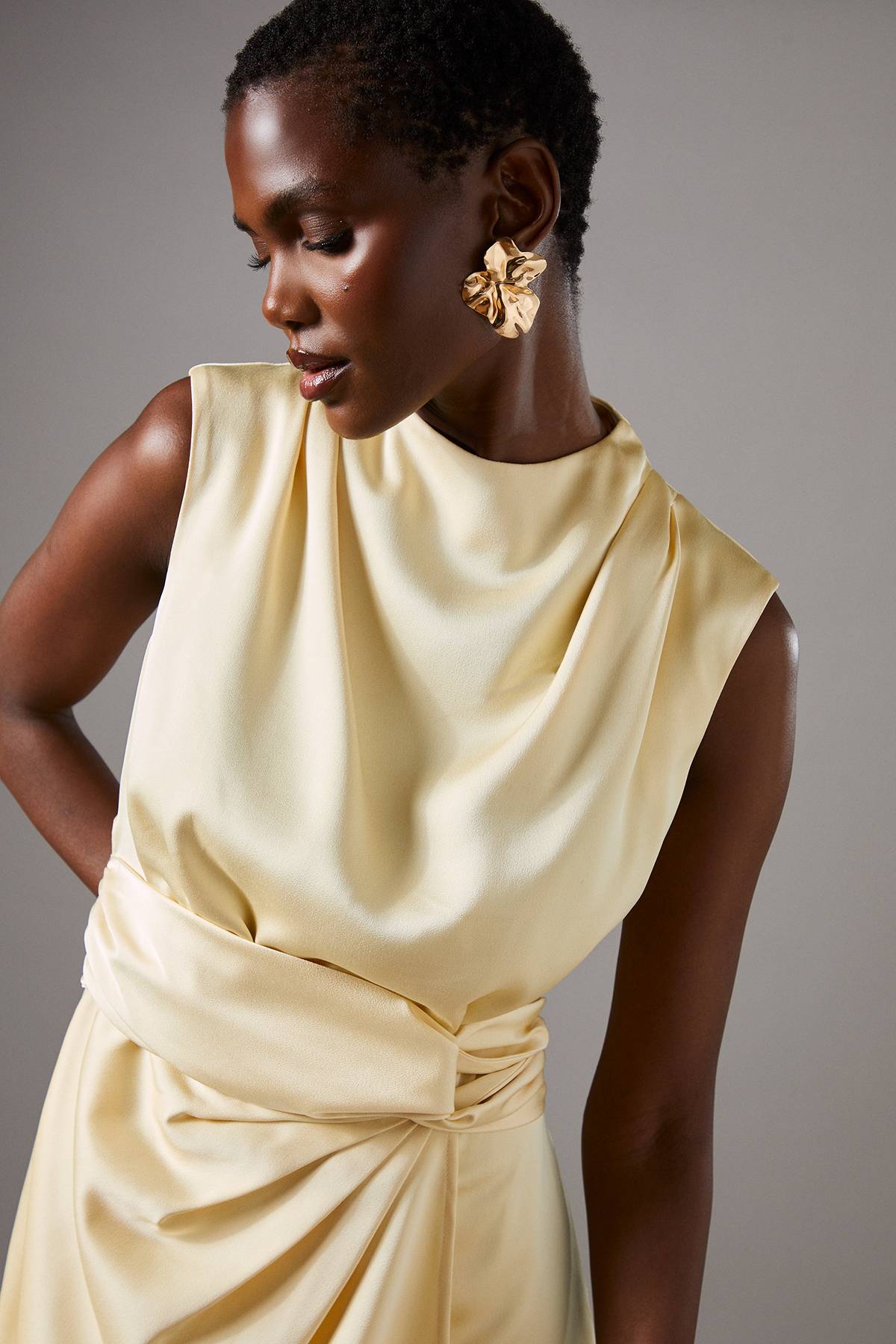 Coast Robe Mi-Longue en Satin avec Taille Torsadée