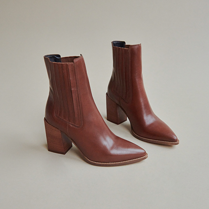 Boots à talons et bouts pointus  en cuir cognac