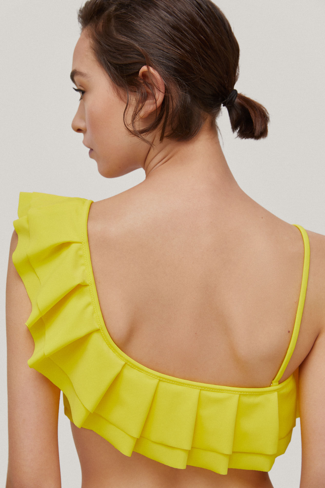 Top de biquíni assimétrico com babados - Amarelo