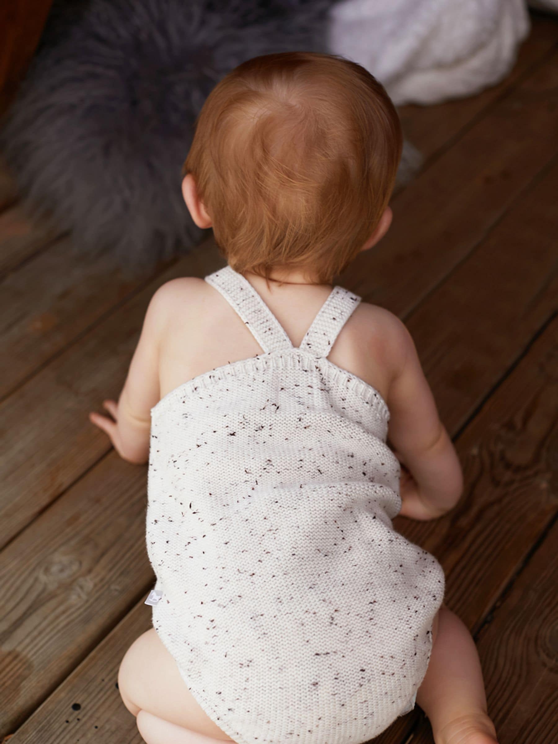 Moutkleurig - The Little Tailor stijlvol gebreid babyrompertje van 100% katoen