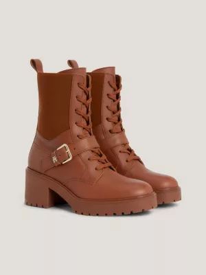 Botas de couro com detalhes em cinto