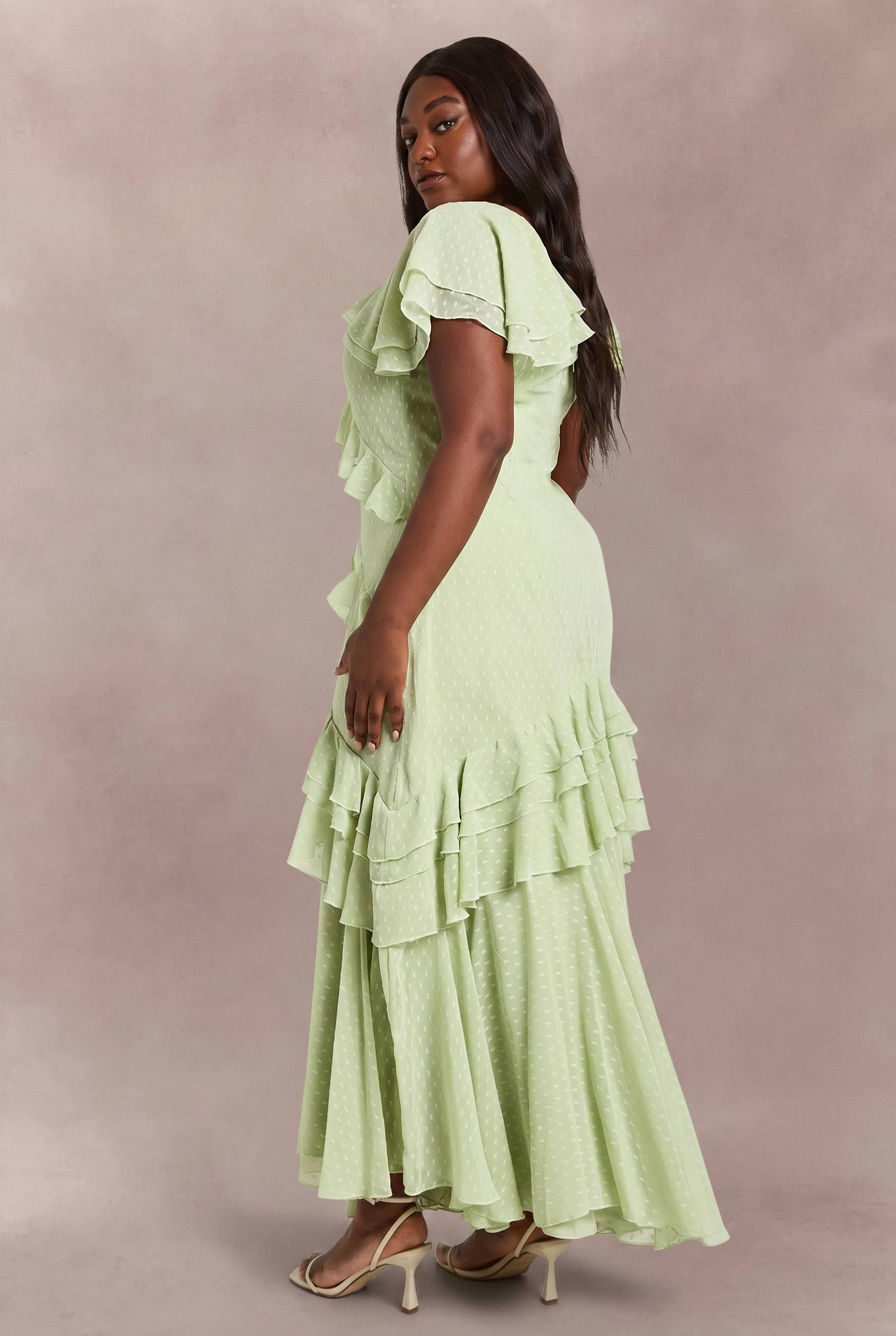 boohoo Robe Maxi En Mousseline Dobby Grande Taille Avec Détails De Volants