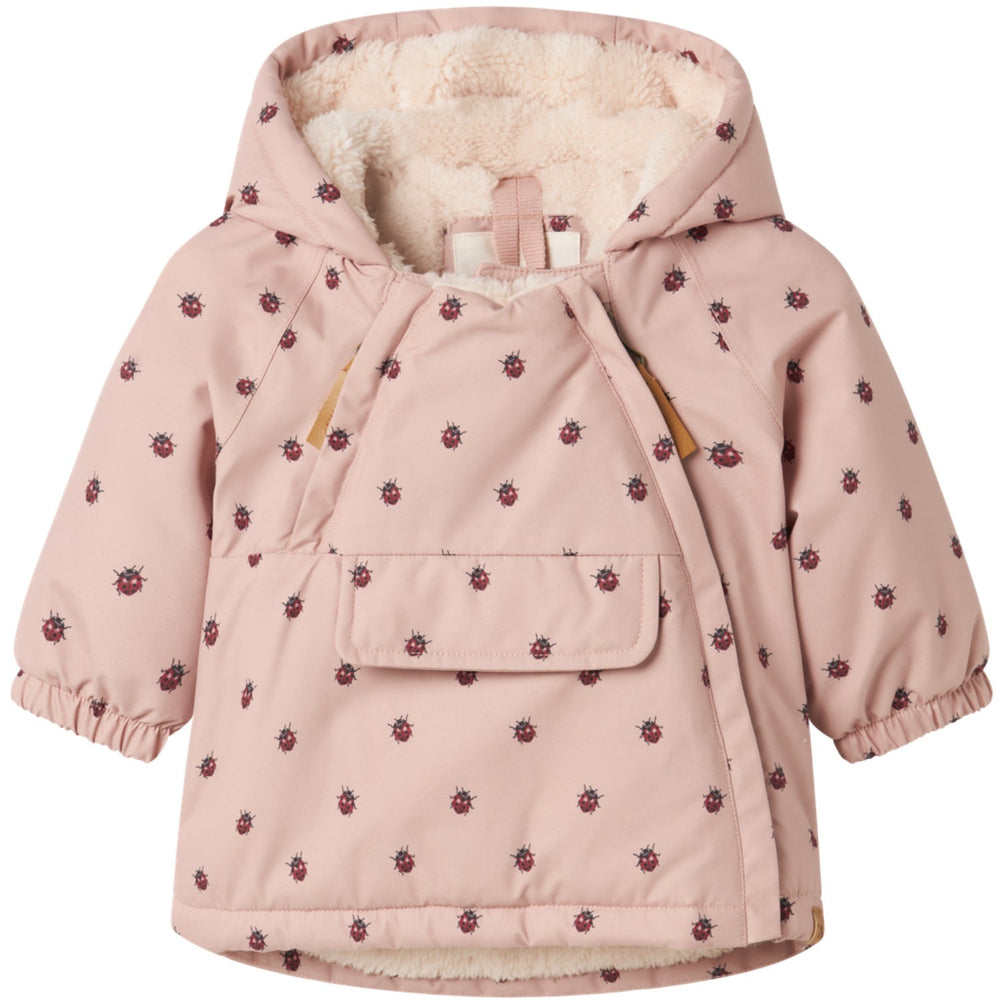 Køb Lil'Atelier Misty Rose Ladybug Nbflasnow05 Jkt Aop Fo Lil