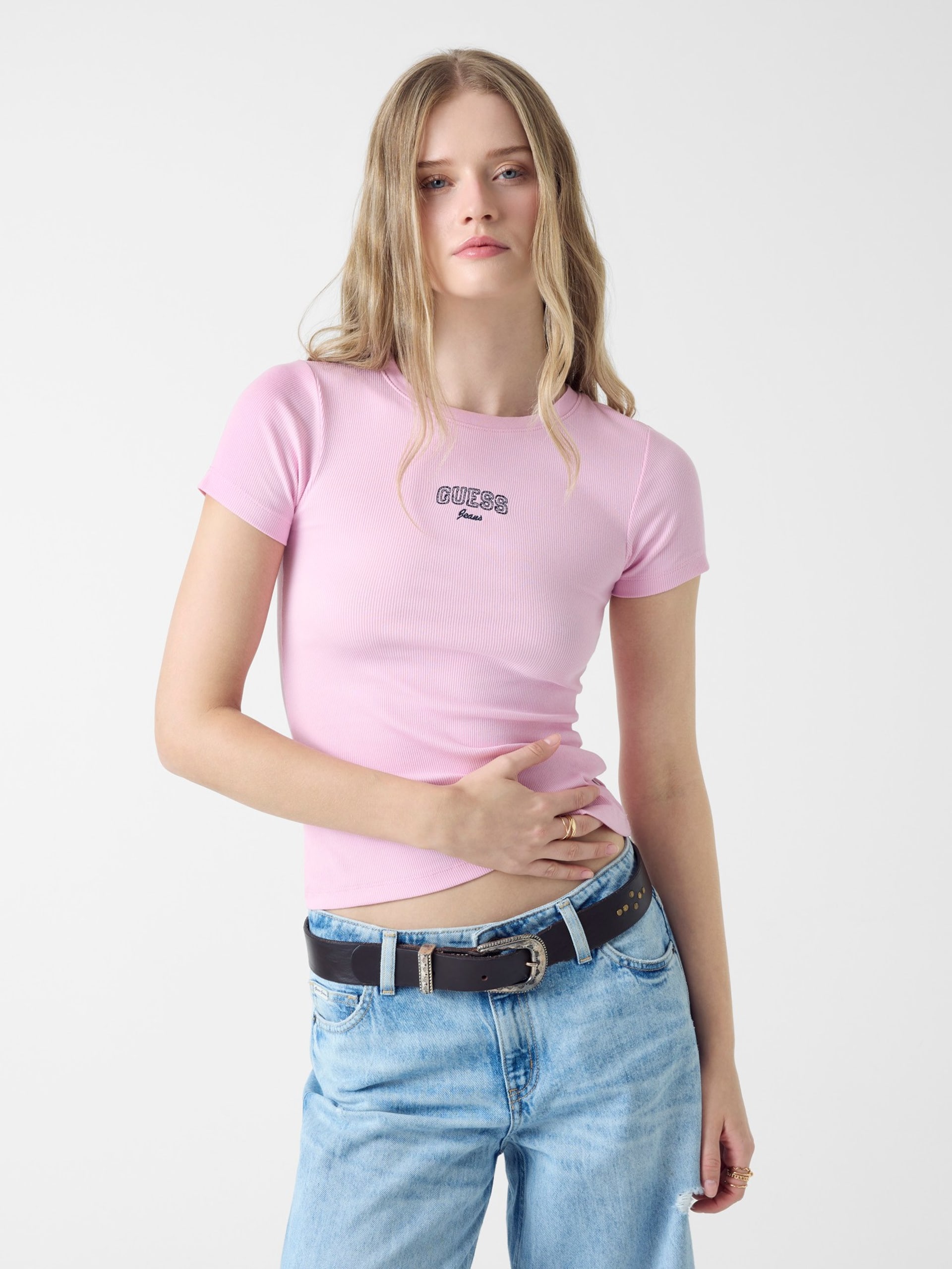 Camiseta com logotipo bordado